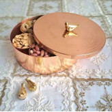 جا ادویه پر کاربرد مسی با یک قاشق چوبی
