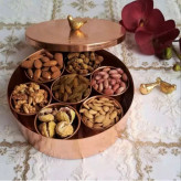 جا ادویه پر کاربرد مسی با یک قاشق چوبی